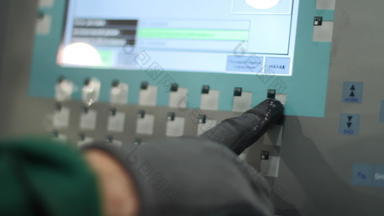 人类手推按钮工业设备工人控制生产